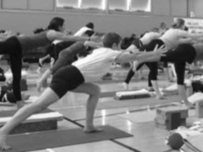 Cette méthode de yoga s'adresse aux personnes de tous âges. Les postures sont adaptées graduellement selon la structure corporelle et la condition physique de chacun. L'usage des supports (briques, ceintures etc) permettent d'ajuster les postures.