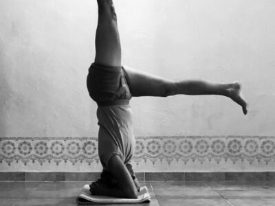 (Viparita sthiti) Les posture vers l'arrière augmentent la vitalité, soulagent les jambes, améliorent la circulation sanguine et stimulent le système hormonal.