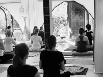 L’enseignante est certifiée de Yoga Iyengar et membre de L’AFYI. Camilla continue à approfondir sa pratique et sa formation de façon régulière auprès de professeurs plus avancés.