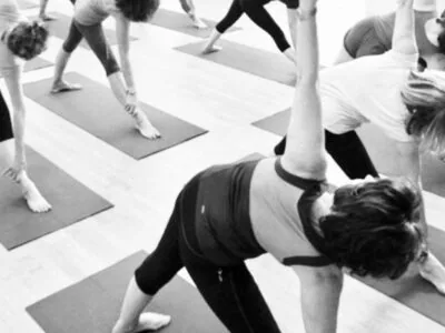 Cette méthode de yoga s’adresse aux personnes de tous âges. Les postures (asanas) sont adaptées graduellement selon la structure corporelle et la condition physique de chacun. L’usage des supports (briques, ceintures etc) permettent d’ajuster les postures.